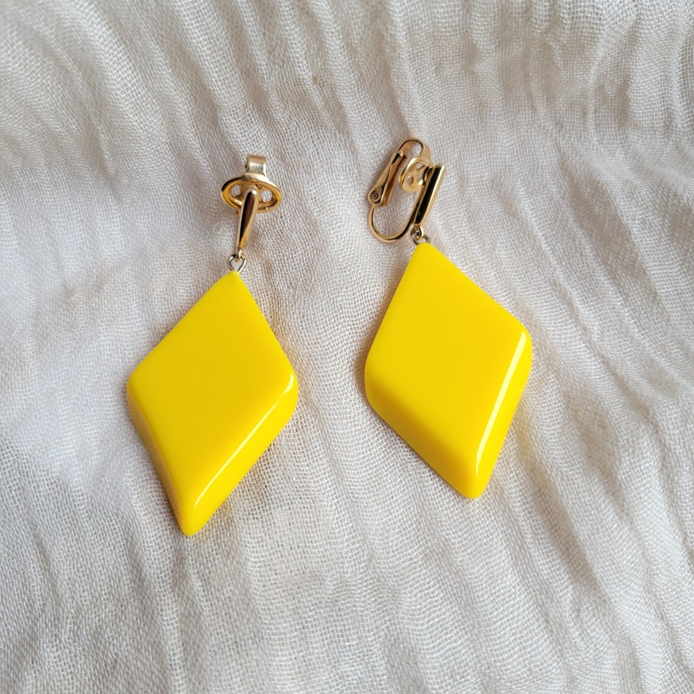 Vintage 1950s Crown Trifari Clip On Earrings Yellow Lucite Diamond Drops Mod